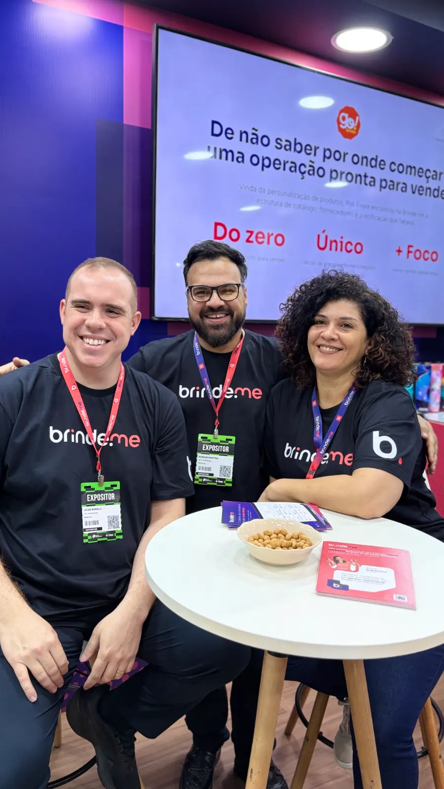 Time fundador da Brinde.me no estande da marca em feira do setor de brindes